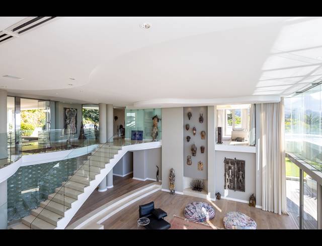 7 BEDROOM FREESTANDING TO LET IN CONSTANTIA
